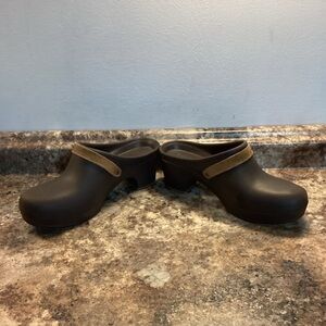 Crocs Women's 10 Sarah Clog Mules Heels Brown Buckle Dual Comfort Western
